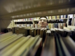 Бродить по отделу книгохранения можно часами.