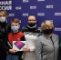 Мурманские единороссы вручили планшет многодетной семье - Мурманский вестник