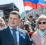 Выпускники принимают поздравления - Город Мурманск