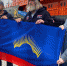 Зинаида Середа передала Федору Конюхову флаг Мурманской области, чтобы установить его на Северном полюсе - Правительство Мурманской области