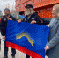Зинаида Середа передала Фёдору Конюхову флаг Мурманской области, чтобы установить его на Северном полюсе - Арктик-ТВ