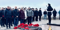 Роман Пономарев принял участие в торжественном митинге, посвященном Дню разгрома немецко-фашистских войск в Заполярье - Областная дума
