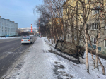 Повредившего пешеходную лестницу водителя разыскивают в Мурманске