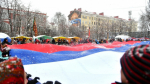 Мурманчане развернули большой российский триколор