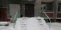 Ступеньки Ловозерской больницы постоянно заметены из-за отсутствия дворника - ИА Nord-News.Ru