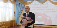 Депутат работает в округе. Уважаемые земляки, в нашем седьмом мурманском избирательном округе расположен детский сад № 32 «Олененок», с педагогическим коллективом которого я дружу уже более 30 лет - Областная дума