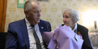 Сергей Дубовой вручил памятную медаль к 80-летию Победы  ветерану Великой Отечественной войны Антонине Ивановне Баранцевой - Областная дума
