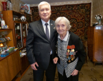 Уважаемые земляки, сегодня вместе с председателем Мурманской областной Думы Сергеем Михайловичем Дубовым вручили памятную юбилейную медаль, в честь 80-летия Победы советского народа в Великой Отечественной войне, жительнице блокадного Ленинграда