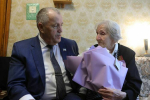 Сергей Дубовой вручил памятную медаль к 80-летию Победы ветерану ВОВ Антонине Ивановне Баранцевой