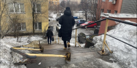 Перила лестницы у научной библиотеки прилегли отдохнуть - SeverPost.ru