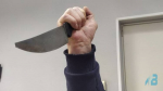 Мурманчанину подставили нож к горлу во время поездки в троллейбусе