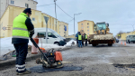 В Североморске начали заделывать ямы на дорогах