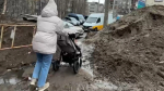 Мамы с колясками рискуют упасть в бездну кратеров на Героев-Североморцев в Мурманске