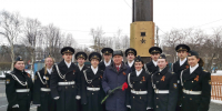 Уважаемые земляки, в честь 40-летия присвоения Мурманску звания город-герой, провел встречу с выпускниками Кадетской школы около стелы город-герой Мурманск - Областная дума