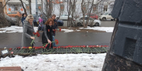 В Мурманске возложили цветы к памятнику строителям, погибшим в годы Великой Отечественной войны - Арктик-ТВ