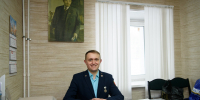 Депутат Мурманской областной Думы Александр Клементьев сообщил о замене крышек на мусорных баках на улице Слюдяной в Ковдоре - Областная дума
