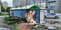В Мурмашах начинающий водитель врезался в остановку и перевернулся - Мурманский вестник