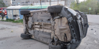 Автомобиль врезался в цветочный павильон и перевернулся в Заполярье - Телекомпания ТВ-21