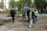 В Североморске «партийный десант» проверил ход работ по обустройству игровой площадки