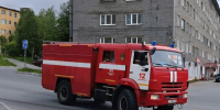 Пожарные оперативно потушили загоревшиеся в мурманской заброшке шины - Мурманский вестник