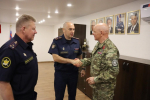 Начальник УФСИН России по Мурманской области Сергей Бондарь поздравил ветерана службы с юбилеем
