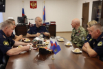 Начальник УФСИН России по Мурманской области Сергей Бондарь поздравил ветерана службы с юбилеем