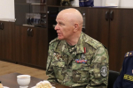 Начальник УФСИН России по Мурманской области Сергей Бондарь поздравил ветерана службы с юбилеем
