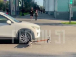 В Мурманске автомобиль снес самокатчика