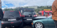 На парковке мурманского торгового комплекса «BMW» протаранила две машины, есть пострадавший - Мурманский вестник