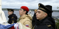 В День государственного флага РФ над флотской столицей торжественно подняли триколор  на флагштоке мыса Алыш - Арктик-ТВ
