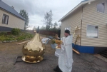 В Кильдинстрое прошло поставление креста с куполом на храм Ксении Петербургской