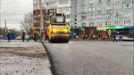 На проспекте Героев-североморцев в Мурманске кладут асфальт