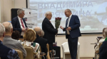 Экс-мэр Мурманска презентовал 8-ю книгу о городе — героями стали Пять Углов и Долина Уюта