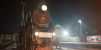 Легендарный паровоз-памятник на Мурманском ж/д вокзале помогает разгонять полярную ночь своим прожектором - Мурманский вестник