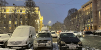 Машины перегородили проход для пешеходов в центре Мурманска - SeverPost.ru