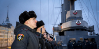 Военнослужащие Росгвардии приняли Военную присягу на крейсере «Аврора» - Росгвардия