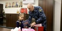 Начальник мурманского УФСИН стал Дедом Морозом девочки, мечтающей служить в полиции - Мурманский вестник