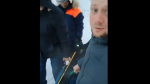 Мурманчане эвакуируют пожилых северян на Аскольдовцев на носилках