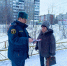 пожарный беседует с женщиной - ИА Nord-News.Ru