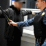 пристав досматривает посетителя суда - ИА Nord-News.Ru