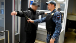 пристав досматривает посетителя суда