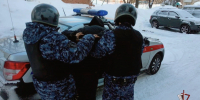 росгвардейцы грузят дебошира в машину - ИА Nord-News.Ru