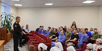 Заместитель командующего Кольской флотилией по военно-политической работе поздравил сотрудников и пациентов госпиталя - Арктик-ТВ