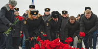 У мемориального комплекса Защитникам Советского Заполярья в годы Великой Отечественной войны в Мурманске состоялся торжественный митинг, посвящённый Дню защитника Отечества - Арктик-ТВ