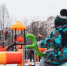 Ребенок играет на детской площадке - ИА Nord-News.Ru