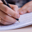мужчина пишет ручкой на бумаге - ИА Nord-News.Ru