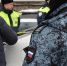 приставы на улице разговаривают с мужчиной - ИА Nord-News.Ru
