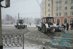 В городах и поселках Мурманской области продолжают борьбу со стихией