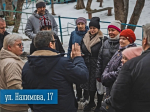 Мурманчане пожаловались на граффити на фасаде дома и входной группе МКД
