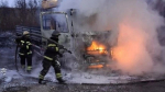 пожарные тушат грузовой автомобиль
